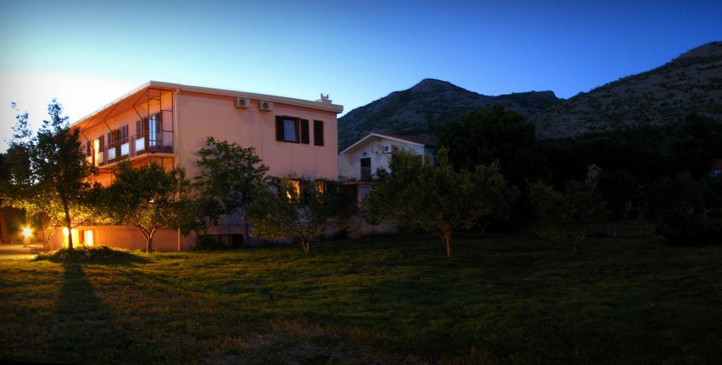 Apartments And Rooms Mare-Monti Starigrad Paklenica Exterior foto