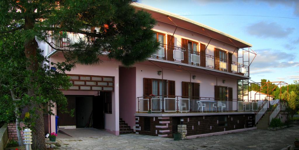 Apartments And Rooms Mare-Monti Starigrad Paklenica Exterior foto