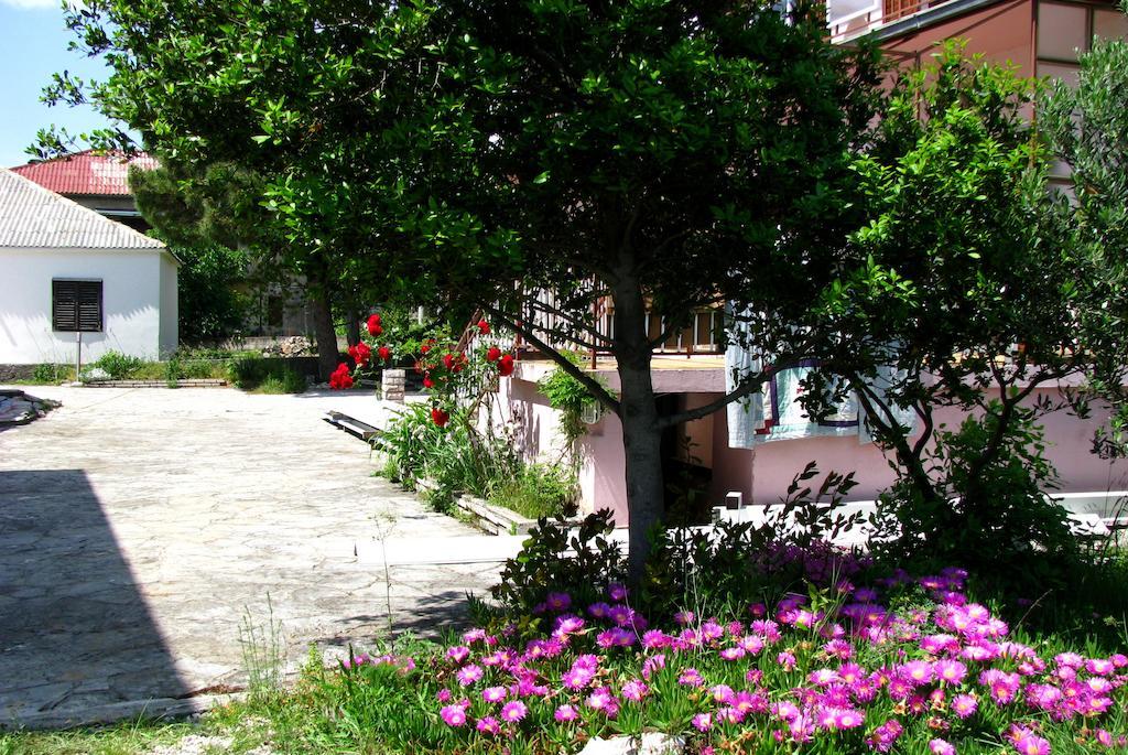 Apartments And Rooms Mare-Monti Starigrad Paklenica Exterior foto
