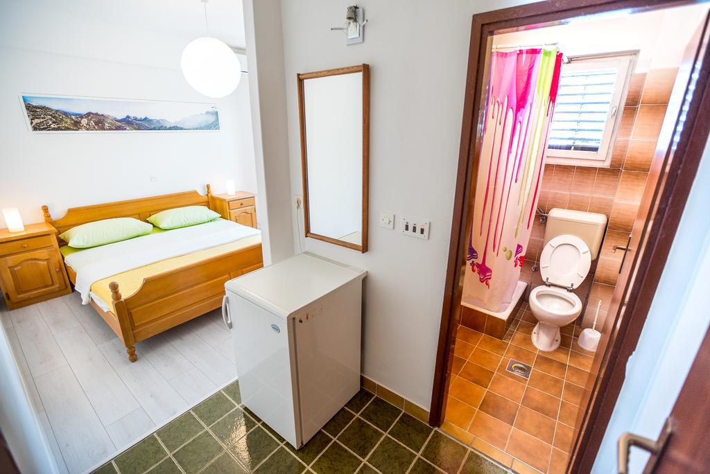 Apartments And Rooms Mare-Monti Starigrad Paklenica Exterior foto