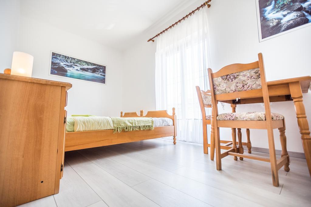 Apartments And Rooms Mare-Monti Starigrad Paklenica Exterior foto