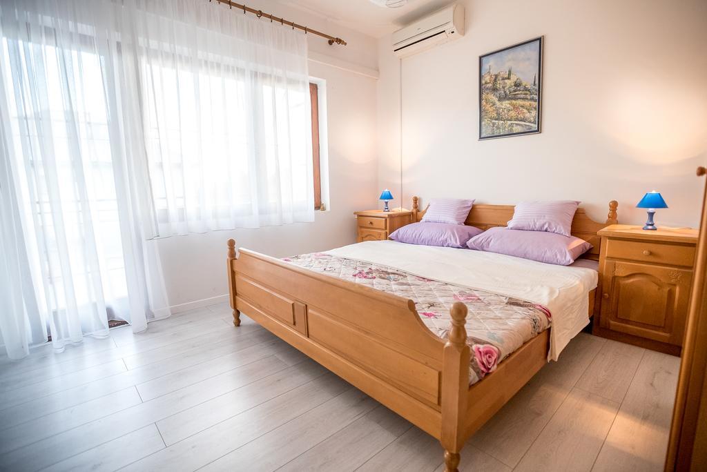 Apartments And Rooms Mare-Monti Starigrad Paklenica Exterior foto
