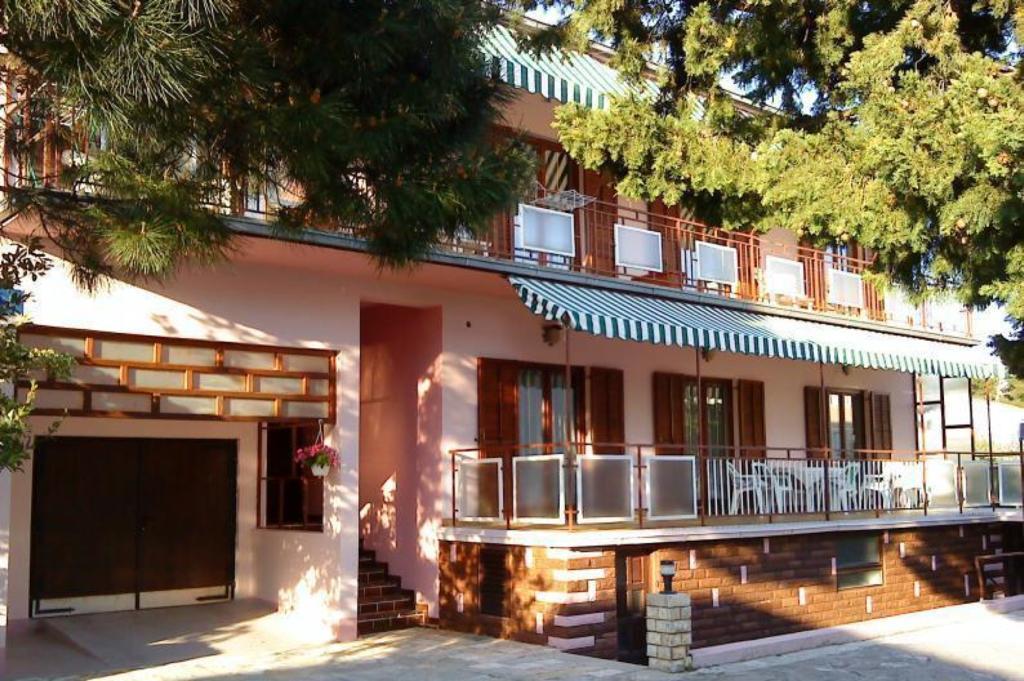 Apartments And Rooms Mare-Monti Starigrad Paklenica Exterior foto
